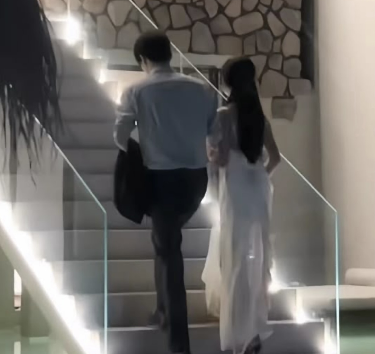 Chồng Tôi Phá Sản Sau Khi Để Trợ Lý Giẫm Đạp Lên Tôi
