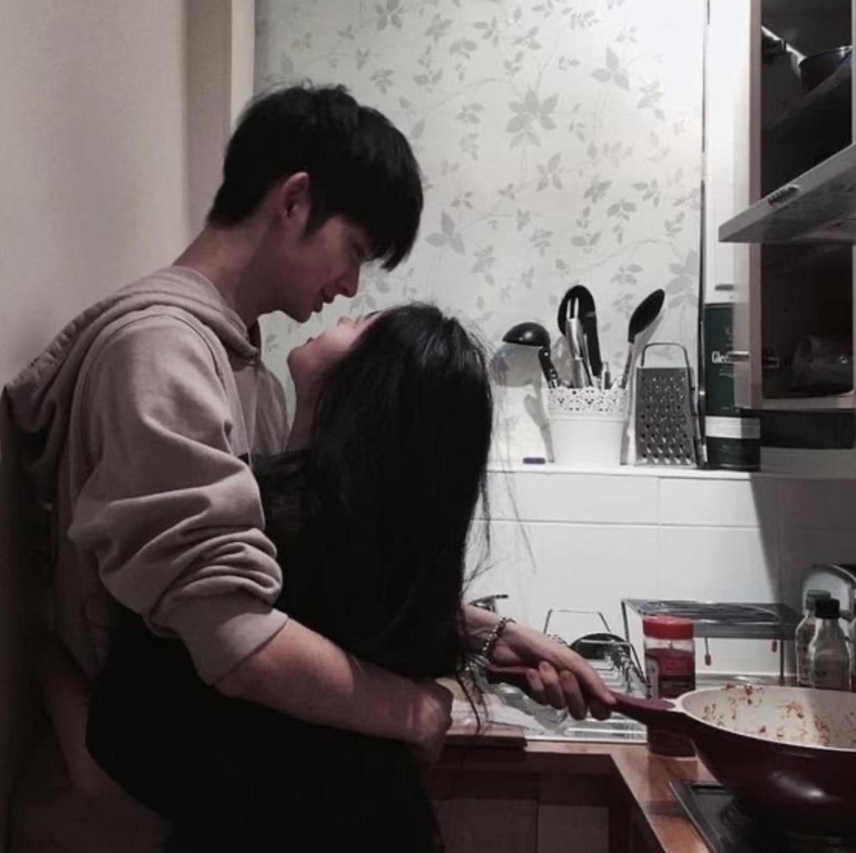 Chồng Tôi Luôn Tắt Điện Thoại Vào Một Giờ Cố Định