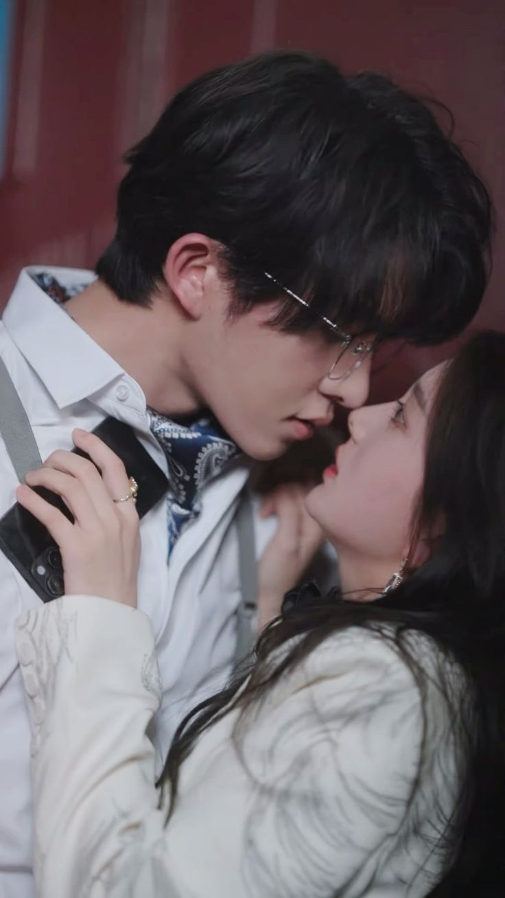 Tình Yêu Dưới Gầm Bàn