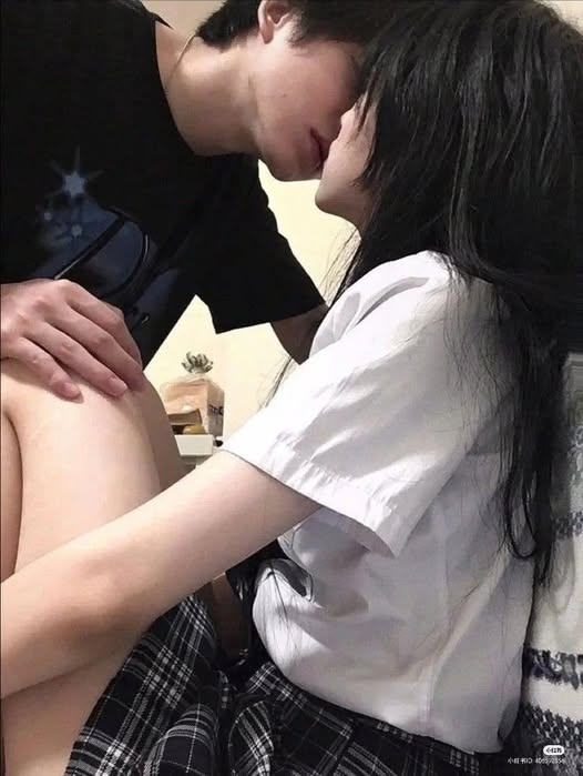 Mặt Trăng Cúi Xuống Nhìn Anh